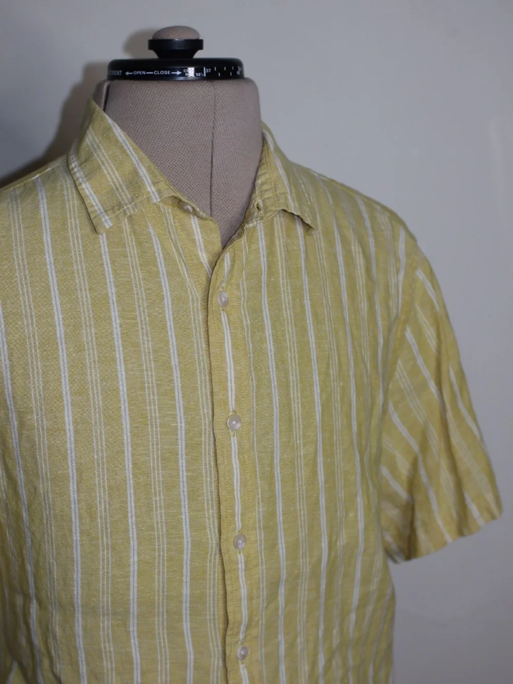 Stylish Banana Republic Yellow Linen Summer Shirt with a Slim Fit